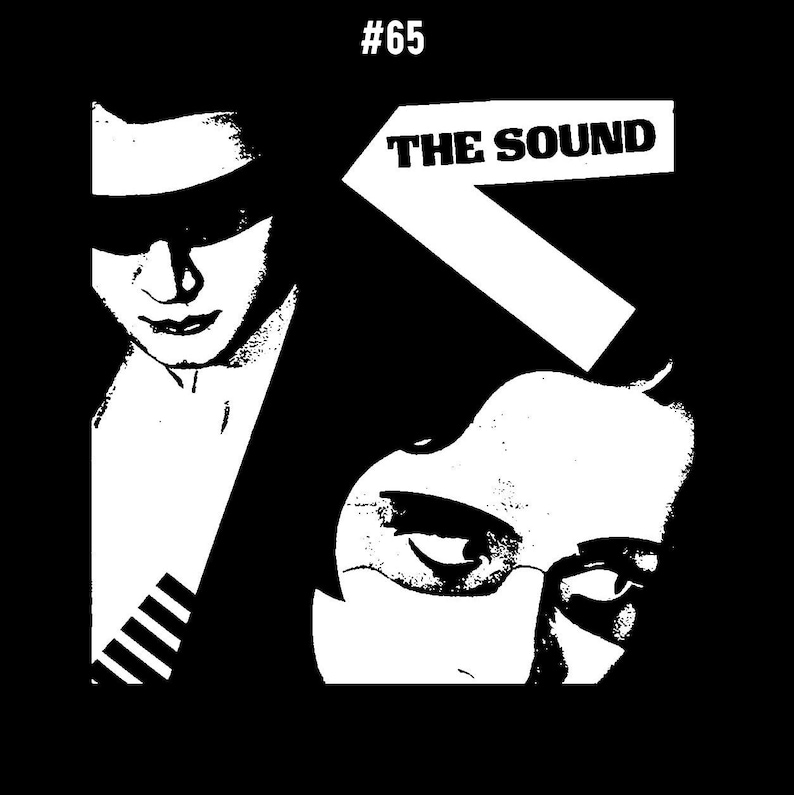 Pu&ograve; includere: Immagine in bianco e nero di due volti. La persona a sinistra indossa un cappello e occhiali da sole. La persona a destra indossa degli occhiali. Il testo "THE SOUND" &egrave; in una freccia bianca che punta a sinistra.