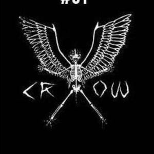 Pu&ograve; includere: Grafica in bianco e nero di un corvo scheletrico con le ali spiegate. La parola "CROW" &egrave; scritta sotto il corvo in un font stilizzato. Il numero "#61" &egrave; in cima all'immagine.