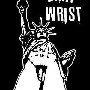 Puede incluir: Ilustraci&oacute;n en blanco y negro de la Estatua de la Libertad con el texto "#40 LIMP WRIST AMERICAS HARDCORE" sobre un fondo negro.