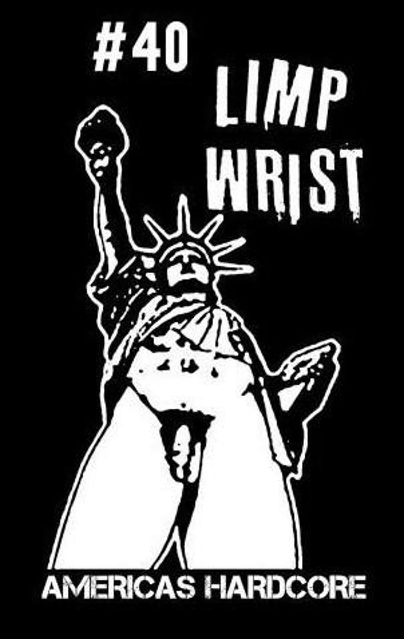 Puede incluir: Ilustraci&oacute;n en blanco y negro de la Estatua de la Libertad con el texto "#40 LIMP WRIST AMERICAS HARDCORE" sobre un fondo negro.