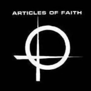 Pu&ograve; includere: Logo in bianco e nero con il testo "Articles of Faith" e il numero "#62". Il logo presenta un cerchio con una croce al suo interno.