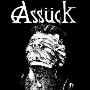 Puede incluir: Dise&ntilde;o gr&aacute;fico en blanco y negro con el texto "#46 Assuck" y la palabra "Blindspot" en la parte inferior. Una persona con los ojos vendados est&aacute; en el centro del dise&ntilde;o.