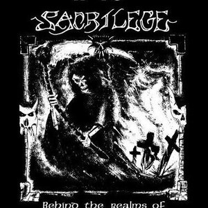 Puede incluir: Ilustraci&oacute;n en blanco y negro de un segador sosteniendo una guada&ntilde;a con el texto "#45 SACRILEGE" y "Behind the realms of madness".