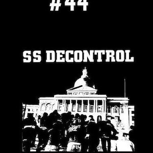 Puede incluir: Imagen en blanco y negro de un edificio con una c&uacute;pula, con un grupo de personas delante. El texto "#44 SS DECONTROL" est&aacute; en la parte superior de la imagen.