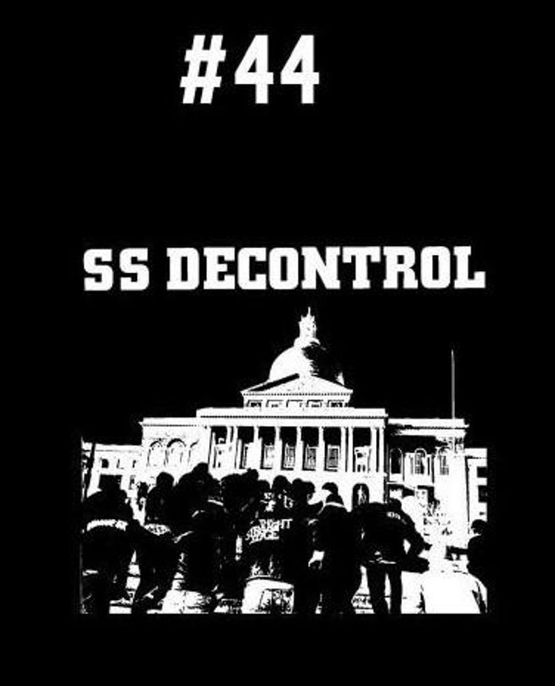 Puede incluir: Imagen en blanco y negro de un edificio con una c&uacute;pula, con un grupo de personas delante. El texto "#44 SS DECONTROL" est&aacute; en la parte superior de la imagen.