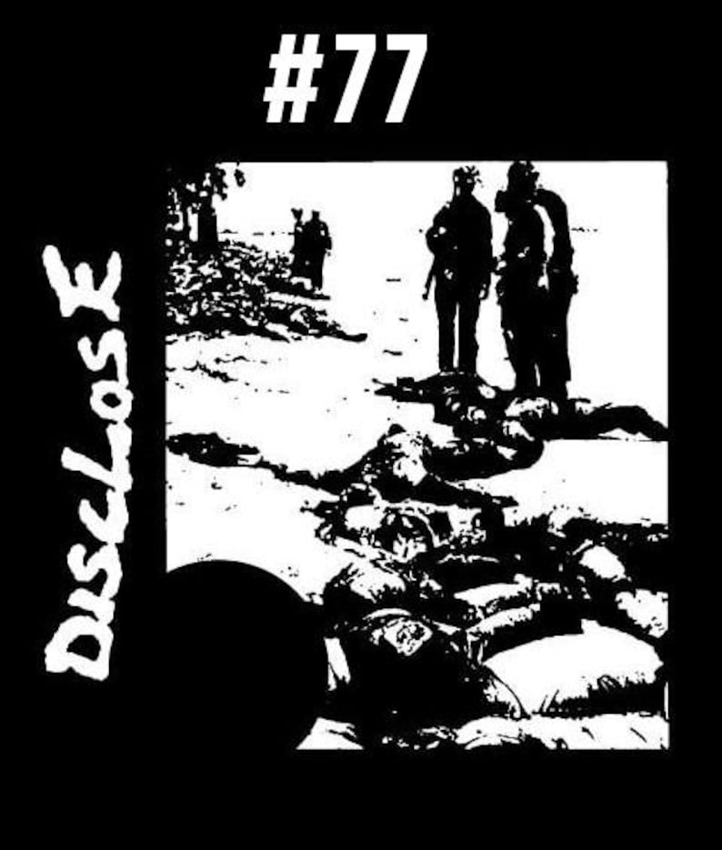 以下が含まれることがあります： 地面に横たわる人々の白黒画像。画像は「#77 Disclose E」と題されている。