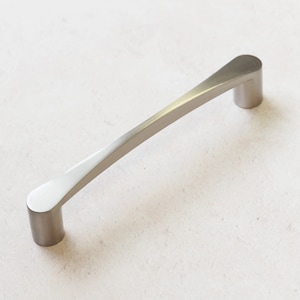 Brushed Nickel Pinched In Tapered Pull Handle 160mm Classic Bathroom Bedroom Kitchen Cabinet Drawer Door Wardrobe Pull