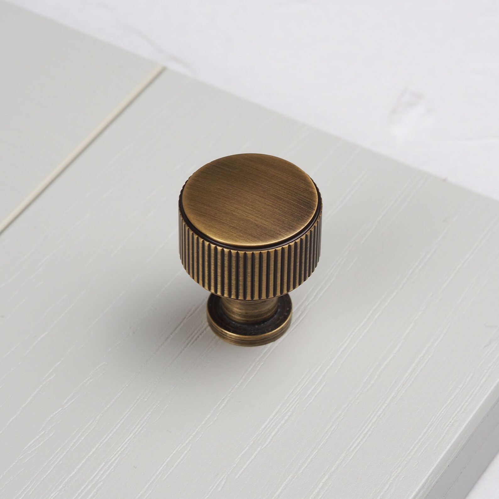 Antique Brass Bronze Reeded Grooved Knurled Kitchen Handles & Knobs ...