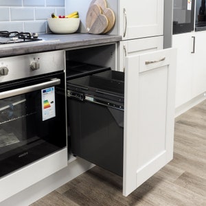 Contenitore per rifiuti e riciclaggio da cucina estraibile con chiusura ammortizzata integrato grigio scuro per mobile da 500 mm, 2 contenitori da 34 l, capacità 25 kg, montaggio laterale fisso sulla porta