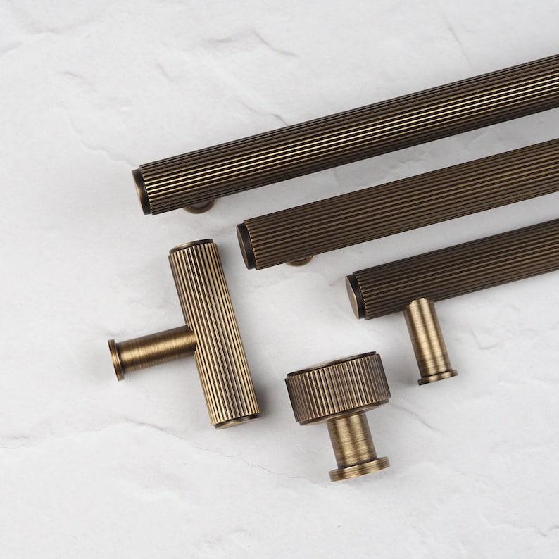 Antique Brass Bronze Reeded Grooved Knurled Kitchen Handles & Knobs ...