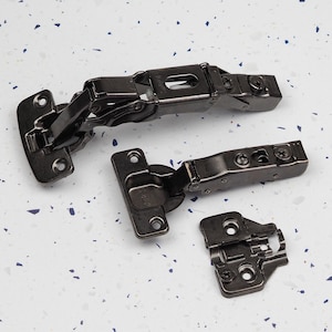 Puede incluir: Tres bisagras de armario negras con acabado plateado. Las bisagras están diseñadas para usarse con puertas que se abren en un ángulo de 90 grados.