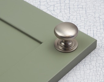 Guter Vintage Knopf für den Küchenschrank, runder Möbelgriff, Knauf aus gebürstetem Silber
