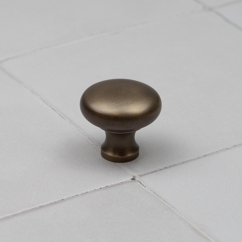 Boutons d'armoire en laiton antique Poignée de tiroir pour porte de placard traditionnelle ronde solide image 12