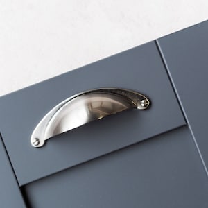 Manija de copa estilo coctelera para gabinete de cocina de níquel cepillado, tirador de cajón de puerta de armario de 64mm, reemplazo de muebles de armario, color plateado
