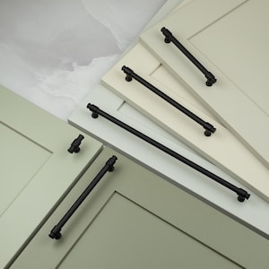 Tiradores de barra para armarios en negro mate con detalle de cierre. 5 tamaños disponibles. Pomos para puertas de armarios de cocina y cajones. Ideales para renovar muebles y reformar.