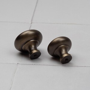 Peut inclure: Panneau en bois rustique avec l'inscription "Welcome to our home" dans un style manuscrit. Le panneau pr&eacute;sente une finition vieillie et un design simple et accueillant, id&eacute;al pour la d&eacute;coration d'entr&eacute;e.