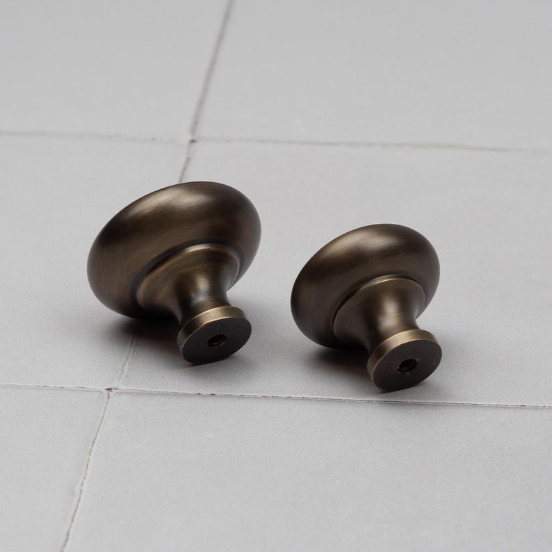 Peut inclure: Panneau en bois rustique avec l'inscription "Welcome to our home" dans un style manuscrit. Le panneau pr&eacute;sente une finition vieillie et un design simple et accueillant, id&eacute;al pour la d&eacute;coration d'entr&eacute;e.