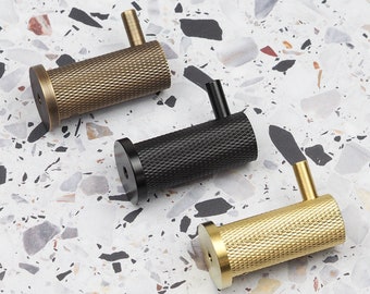 Perchero de pared moleteado con agarre texturizado de diamante, con roseta redonda, acabado en negro mate, latón antiguo y latón satinado, cilindro de latón macizo.