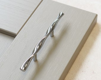 Tirador en forma de T para armario de cocina, cromado pulido, con forma de onda, de 64 mm, para cajón de armario, baño, dormitorio, color plateado