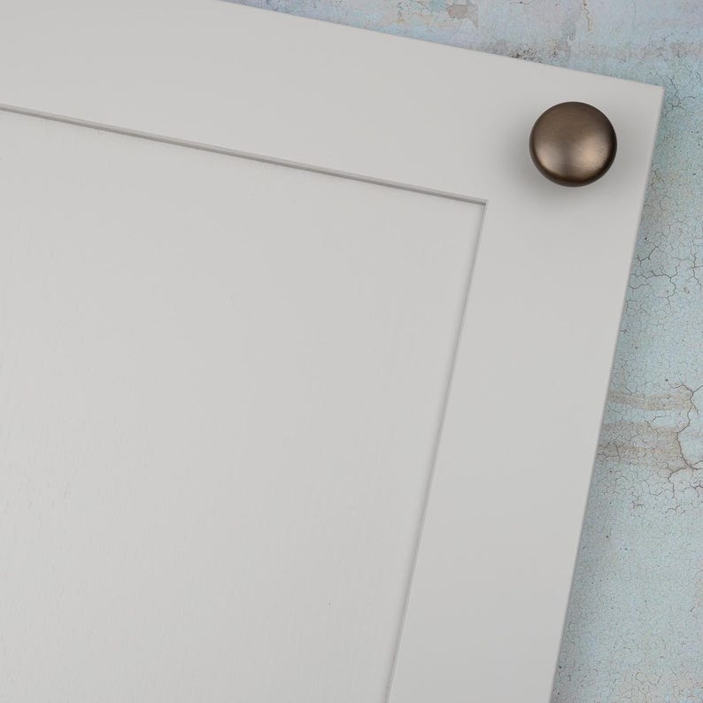 Peut inclure: Ensemble de trois mugs en c&eacute;ramique &eacute;maill&eacute;e cr&egrave;me et mouchet&eacute;e. Chaque mug pr&eacute;sente un motif peint &agrave; la main : une feuille bleue et verte, une fleur jaune et une baie rouge. Les mugs ont un design simple et moderne.