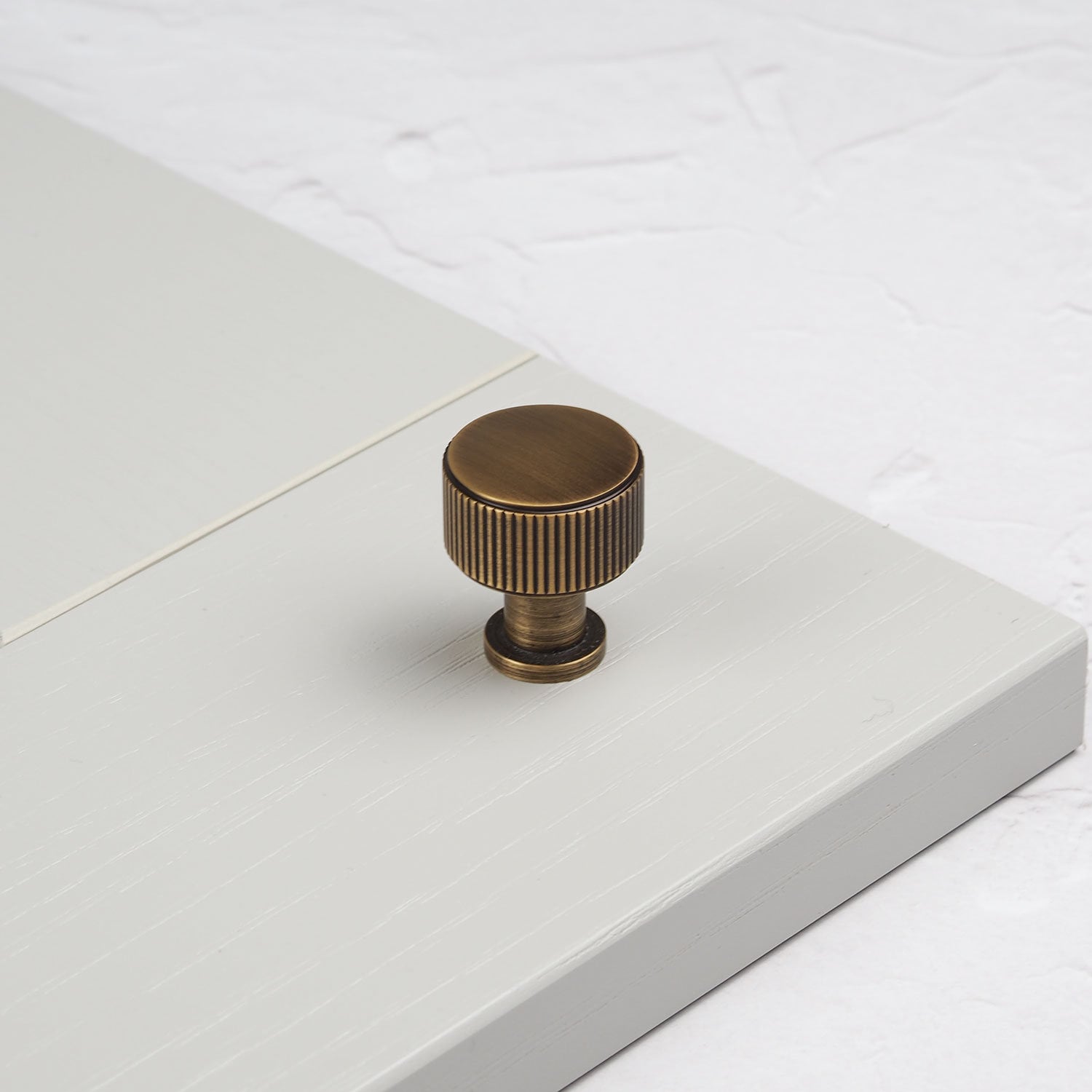 Antique Brass Bronze Reeded Grooved Knurled Kitchen Handles & Knobs ...