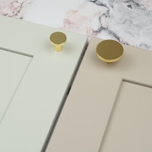 Pomelli moderni in ottone lucido per mobili, rotondi, minimalisti, a disco, per ante di armadi, cassetti e altri mobili, 26 mm 41 mm. Rinnovare, ristrutturare, riciclare.