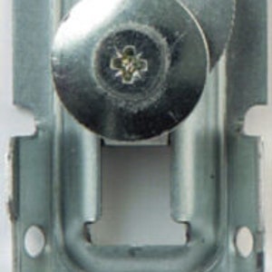 Peut inclure: Un support métallique argenté avec un trou rond au centre et une vis dans le trou. Le support a une forme rectangulaire aux coins arrondis et plusieurs petits trous le long des bords.