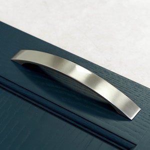 Brushed Nickel Strap Kitchen Cabinet Handle 160mm Curved Cupboard Drawer Furniture Wardrobe Cupboard Bedroom Bathroom Replacement