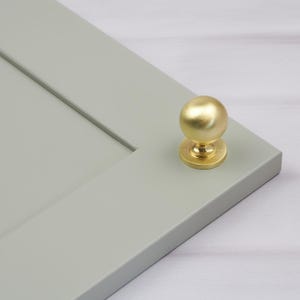 Brushed Brass Kitchen Cupboard Knob Gold Round Ball Handle Single Fixing Farmhouse Shaker Cabinet Door Drawer Pull Furniture Upcycle Replace
