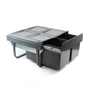 Puede incluir: Un cubo de basura de metal gris con tres compartimentos separados. La tapa está abierta y los compartimentos son visibles.