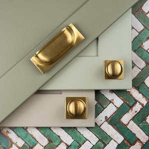 Pomelli e coppa per mobili in ottone satinato con piastra posteriore oro moderno tradizionale rotondo curvo quadrato cucina upcycle maniglia ristrutturazione rinnovamento sostituzione