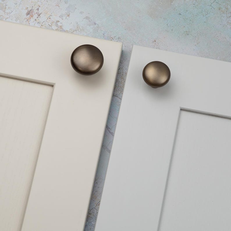 Peut inclure: Ensemble de trois tasses en c&eacute;ramique avec une finition mate et mouchet&eacute;e. Les tasses sont de couleur cr&egrave;me, gris clair et gris fonc&eacute;. Chaque tasse a un design simple et minimaliste.