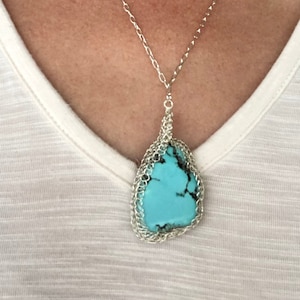 Collar con colgante turquesa Alambre Joyería de ganchillo Piedra envuelta en alambre Joyería de plata y turquesa Estilo del sudoeste Oro y turquesa