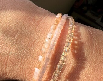 Gestapelde glaskralenarmband Meerstrengige armband Roze en champagnekleurige kralenarmband zachtroze sprankelende sieraden