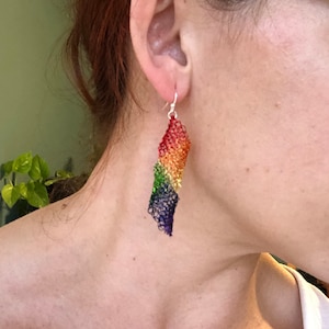 Brincos de Orgulho Brincos de Bandeira do Orgulho Brincos de Crochê com Arame Joias de Arco-Íris Brincos de Arco-Íris Brincos LGBTQ Acessórios LGBTQ Acessório de Orgulho