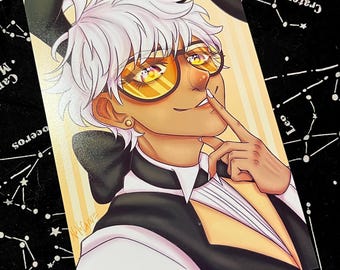 Puede incluir: Ilustración de una persona con cabello blanco, que lleva gafas de sol amarillas y una diadema de orejas de conejo negras. La persona está vestida con un esmoquin con camisa blanca y chaleco amarillo. El fondo es un degradado amarillo claro.