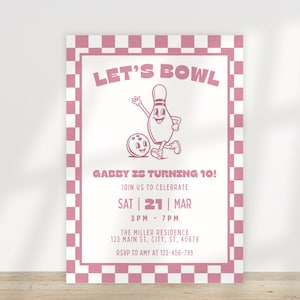 Pode incluir: Convite rosa e branco com tema de boliche com o texto "LET'S BOWL" e "GABBY IS TURNING 10!". O convite apresenta um pino e uma bola de boliche de desenho animado. Detalhes incluem a data, hora e local do evento.