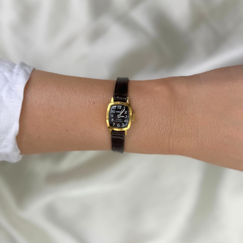 Mystery Vintage Leather Strap Watch, Bookish 90s Aesthetic Gift for Her, Working Retro Timepiece, Academia Jewelry Surprise image 3