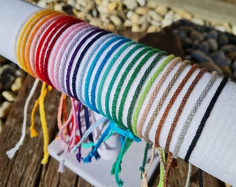 Coloridas pulseras kumihimo de amistad monocromáticas anudadas / tejidas hechas a mano // joyas delgadas y apilables, unicolor