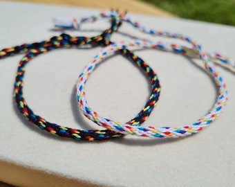 Braccialetti kumihimo di amicizia fatti a mano annodati / intrecciati colorati orgoglio arcobaleno // gioielli sottili lgbtqia+ queer