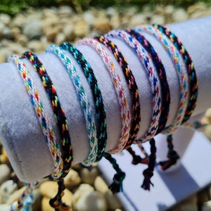Pulseras kumihimo de amistad sutiles y coloridas hechas a mano inspiradas en banderas del orgullo en blanco y negro // joyería lgbtqia+ queer / gay, lesbiana, bi