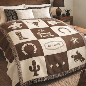 Könnte beinhalten: Eine braun-cremefarbene Decke im Western-Stil mit einem karierten Muster. Die Decke zeigt Cowboy-bezogene Bilder und den Text "The Bennet Family EST. 2025". Gefranste Kanten und eine rustikale Ästhetik.