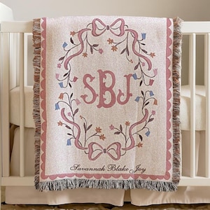 Manta de bebé con monograma, regalo de bautismo para niña, manta de cuna de reliquia, manta tejida con flecos, edredón de bautismo con lazo rosa y nombre.