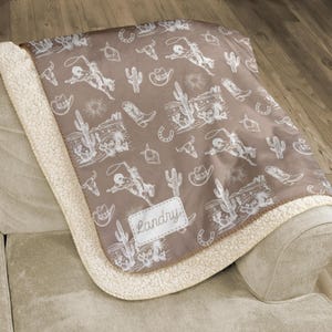 Cowboy Baby Decke mit Namen Western Weiche Decke Personalisierte Ranch Krippe Fleece Decke Toile Western-Baby-Dusche-Geschenk Neutrale Farben