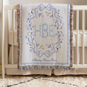 Manta con monograma para bebé, regalo de bautismo para niño, manta de cuna de reliquia, manta tejida con flecos, edredón de bautismo con lazo floral azul y nombre.