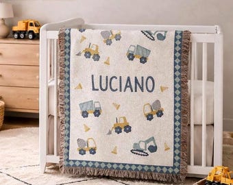 Coperta per culla personalizzata con nome a tema costruzioni, in cotone o pile, con camion da cantiere. Regalo accogliente e personalizzato per il tuo bambino.