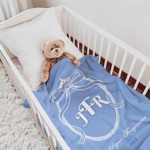 Manta de bebé con monograma bohemio - Manta de cuna con monograma de tres letras - Reliquia vintage personalizada - Manta de bautismo con lazo azul para niño