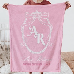 Manta con monograma para bebé, regalo de bautizo para niña, manta de cuna con reliquia, manta de bautizo con lazo rosa, regalo de bautizo con nombre para ahijada