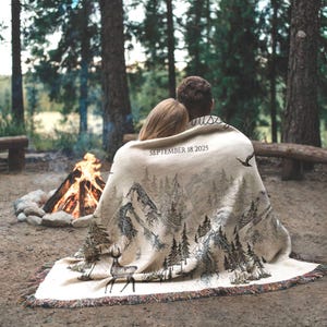 Manta de camping personalizada con flecos de algodón, ideal como regalo de aniversario para parejas, para amantes de la naturaleza, como regalo de compromiso o para caza de ciervos.