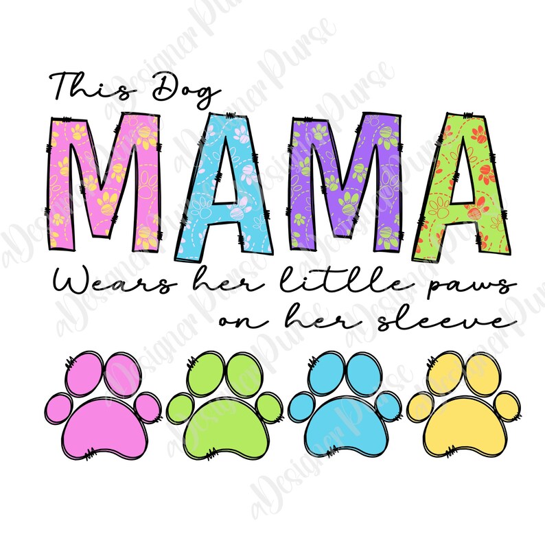 K&ouml;nnte beinhalten: Diese Dog Mama Grafik zeigt das Wort "Mama" in Pink, Blau, Lila und Gelb mit einem Pfotenabdruckmuster. Der Text "This Dog Mama" und "Wears her little paws on her sleeve" ist in Schwarz geschrieben. Die Grafik enth&auml;lt auch vier Pfotenabdr&uuml;cke in Pink, Gr&uuml;n, Blau und Gelb.